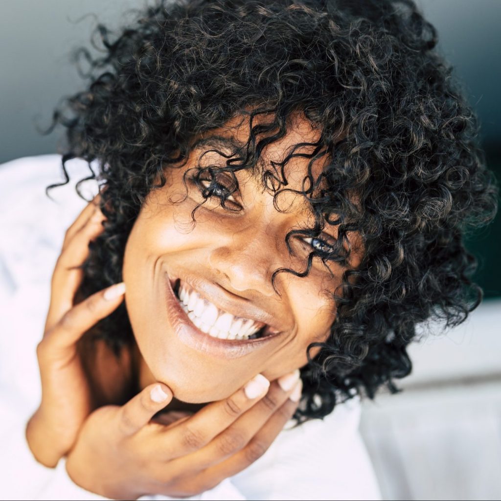 conseil-soins-cheveux-boucles-coiffure-a-domicile