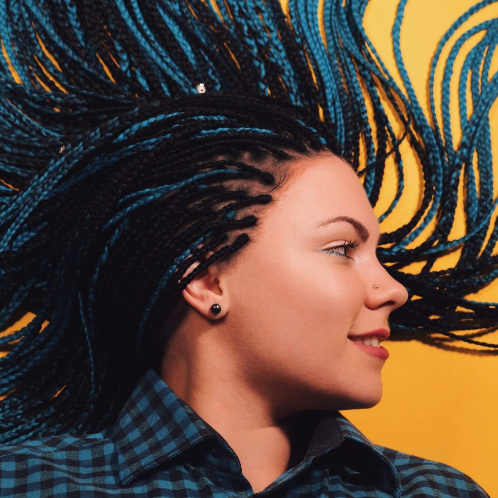 tresse-avec-accessoires-coiffure-a-domicile