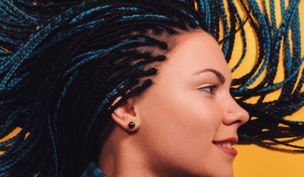 tresse-avec-accessoires-coiffure-a-domicile